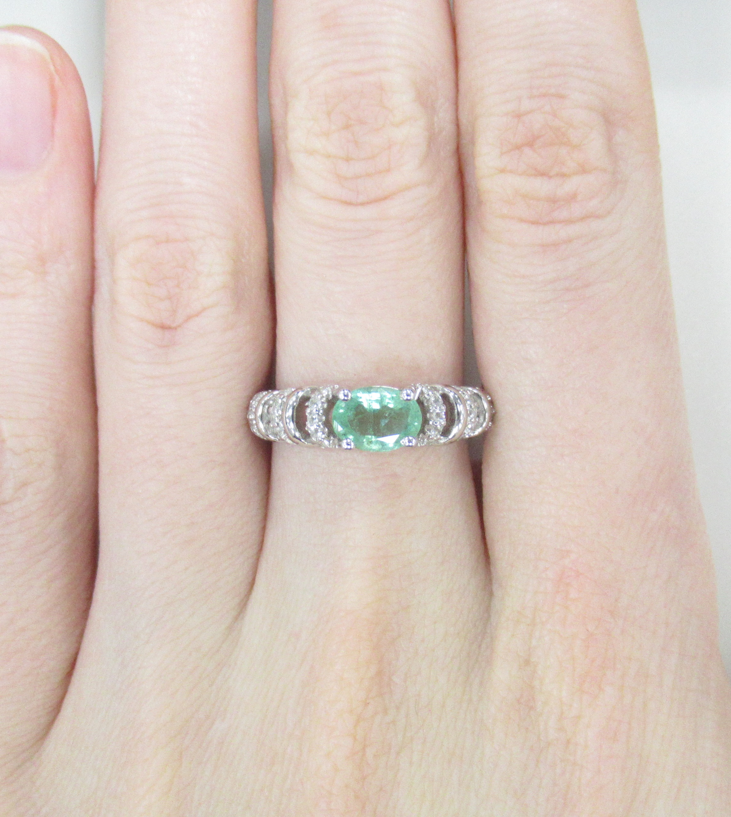 Серебряное кольцо 925 пробы; вставки 1 Изумруд (F) 4/Г3 0,7ct (Бразилия); 28 Топаз белый;